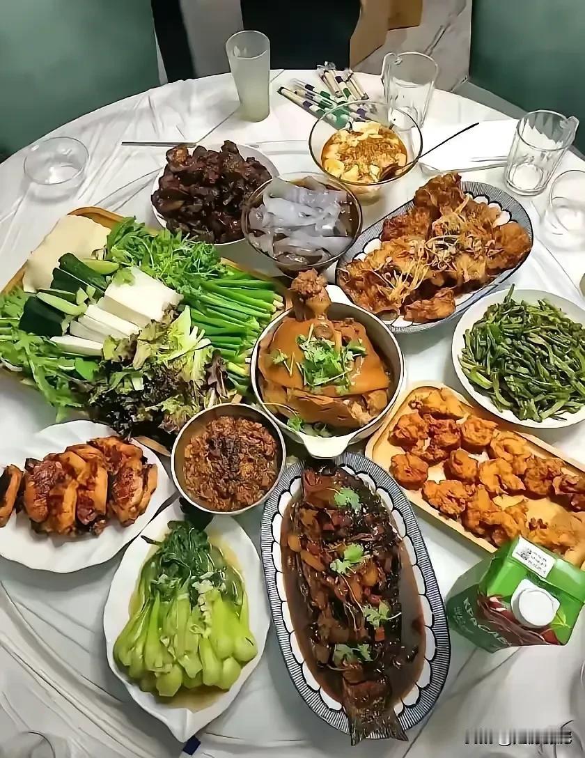 这两桌菜，如果让你选一桌吃，你会选哪桌？
