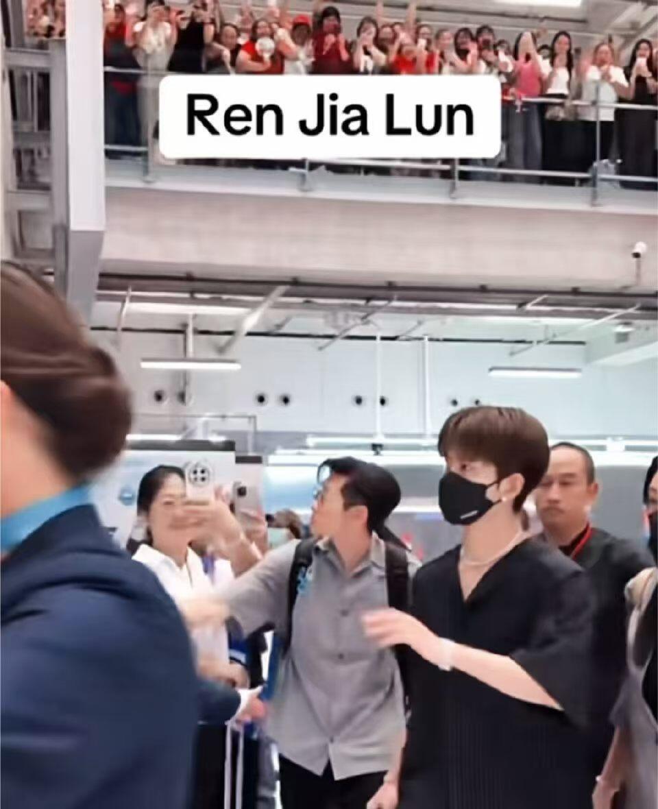 嘛耶，快来感受下任嘉伦在泰国人气接机的粉丝都激动疯了这样看国内jrjj还是太含蓄