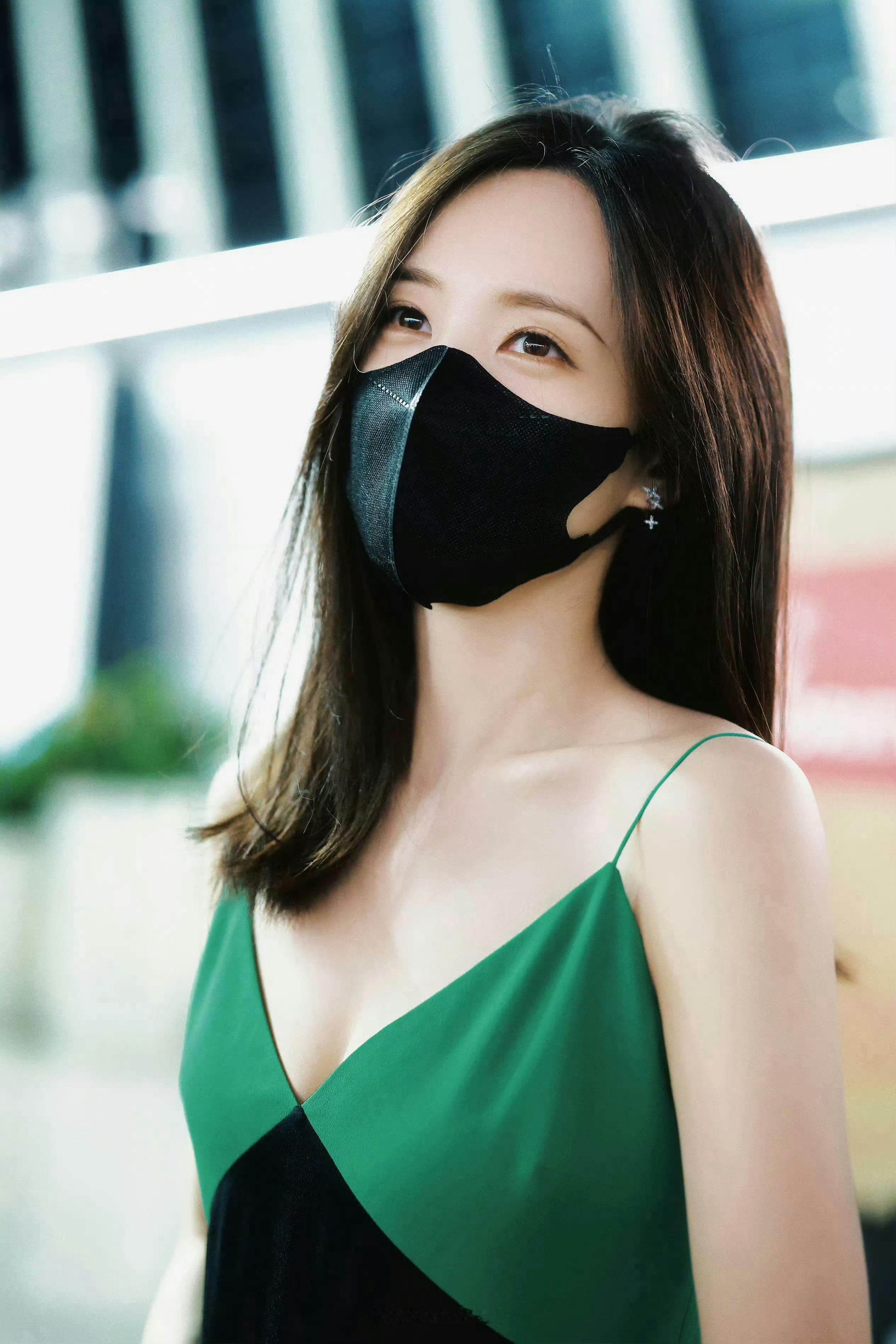 一抹鲜活绿，李一桐的机场穿搭，清爽又有女人味。#李一桐跳风月吻眉梢#​