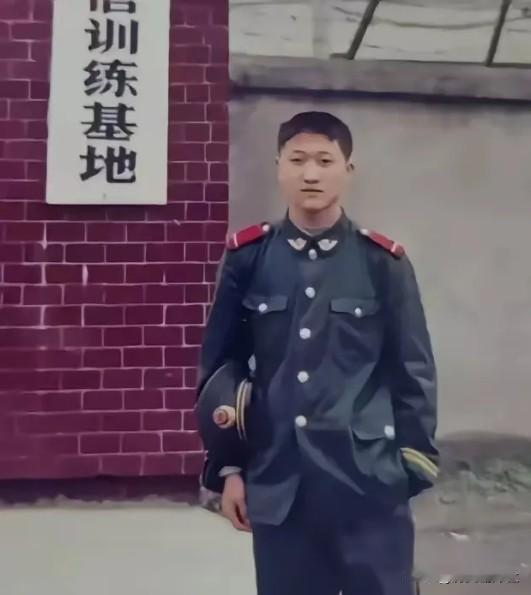 2006年，两名壮汉欲拐骗2个女学生至南方，车上，女生悄声求救，同车的武警战士却
