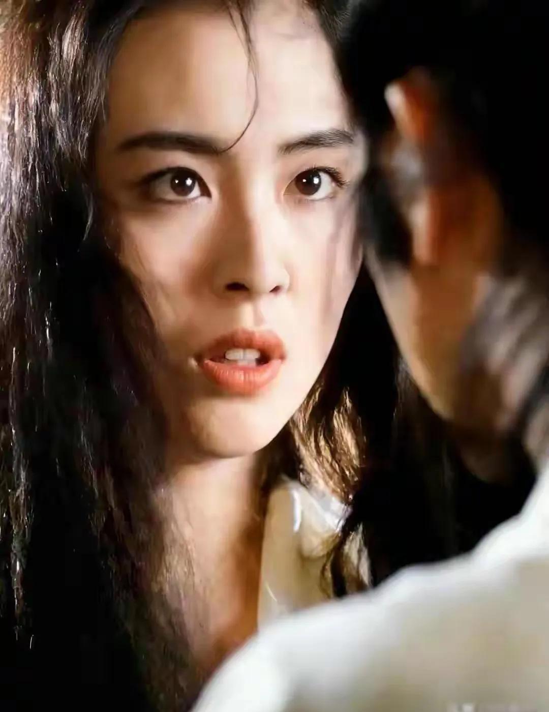 你敢信？58岁王祖贤撸起袖子给人艾灸，黑发还垂到腰！2004年拍完《美丽上海》