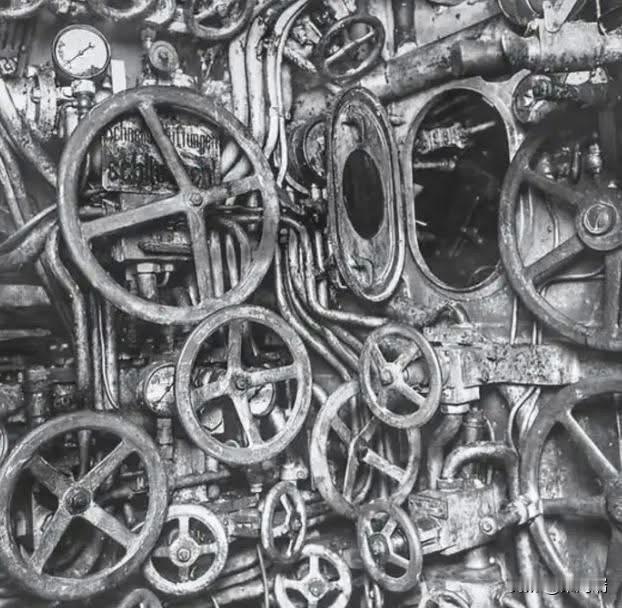 这张照片展示的是第一次世界大战德国UB-110潜艇的控制室内部。这张历史照片摄