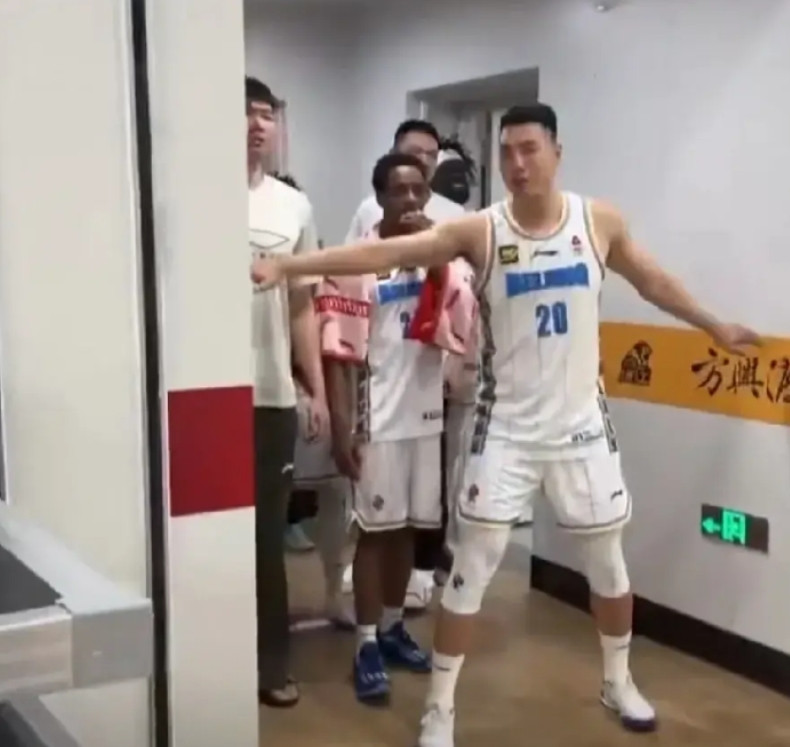 还得是翟晓川！赛后广厦球迷围堵北京队更衣室，与北京队工作人员发生冲突！这种情