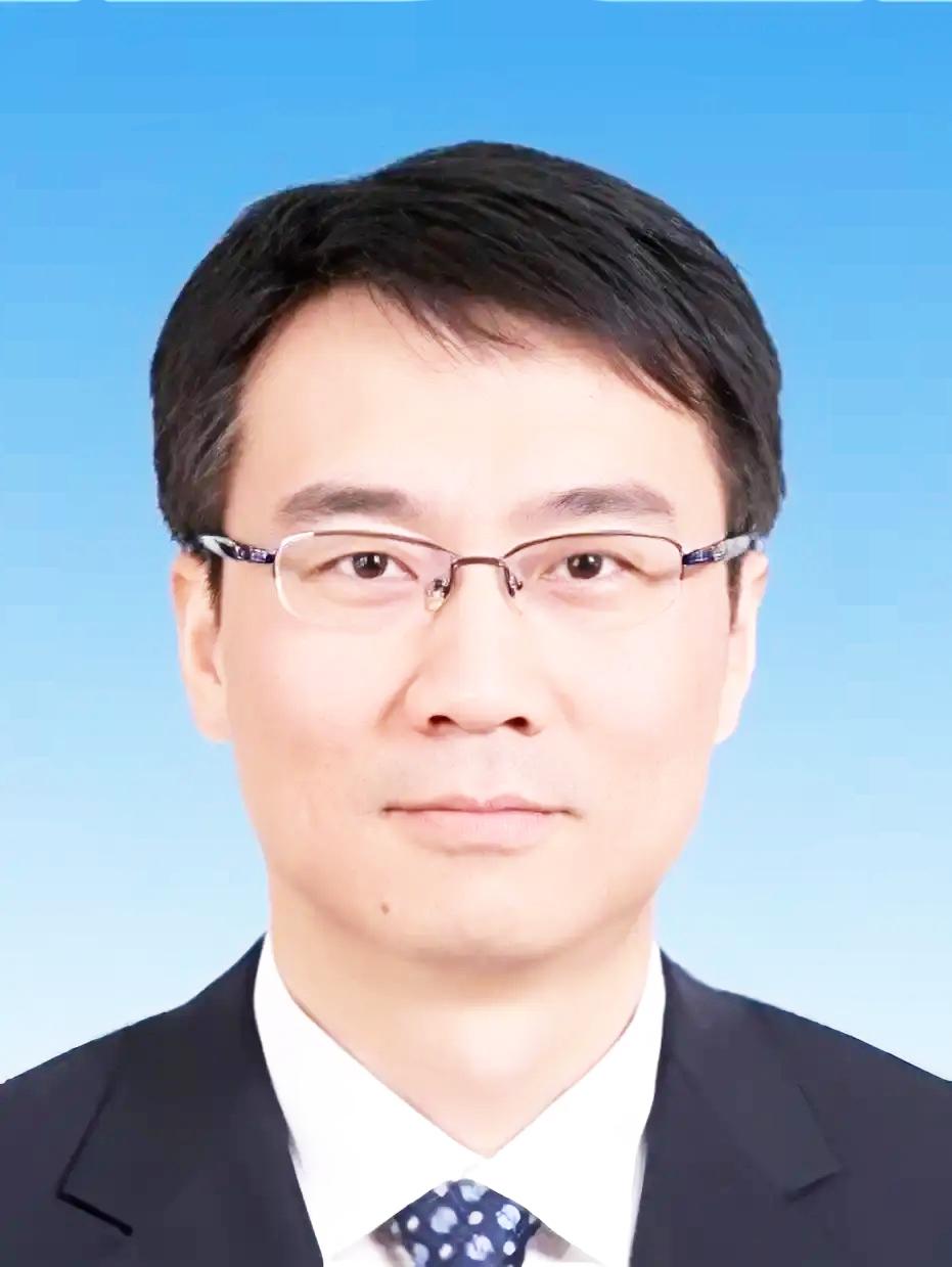 就在刚刚，权威消息传来，新疆商务厅党组书记李轩被查，让人倍感唏嘘。作为70后