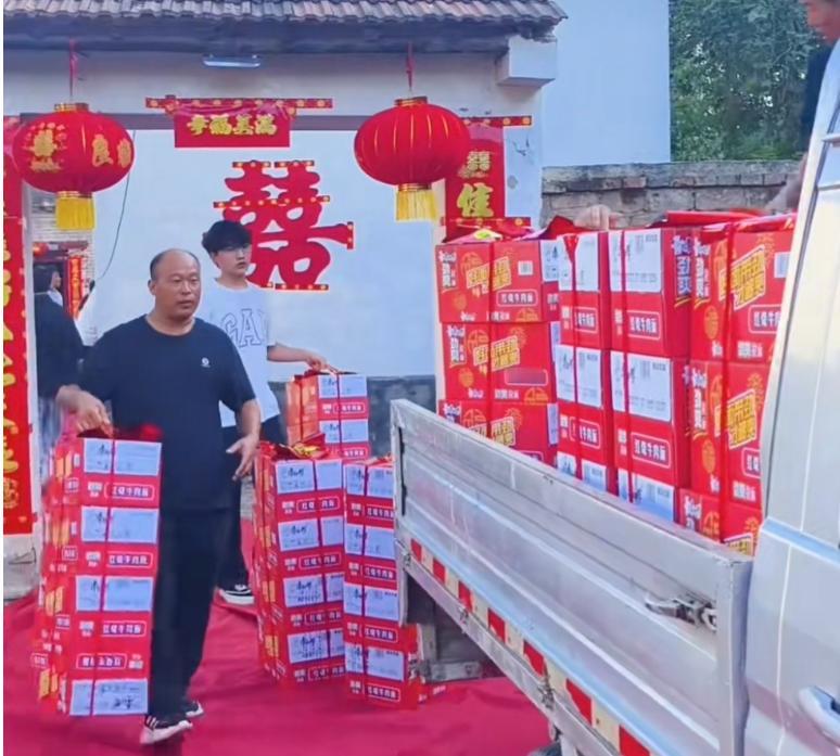 结果拉一卡车红彤彤的香辣方便面不是父母陪嫁的方便面而是娶媳妇那天新郎家拉过去