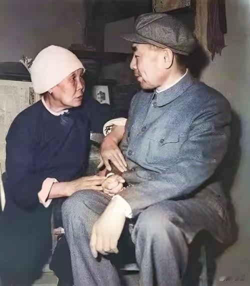 大娘紧挨在周总理身旁，双手轻轻搭在总理身上，絮絮地说着心里话，仿佛有说不完的家常