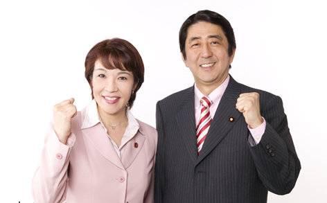 新娘还是年轻的好看，安培晋三结婚那会妻子还年轻，高市早苗结婚那会都老了。虽然她们