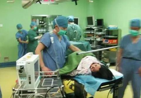 孕期本该是期待与喜悦交织的时光，却有不少准妈妈因对羊水栓塞的恐惧而陷入焦虑与不安