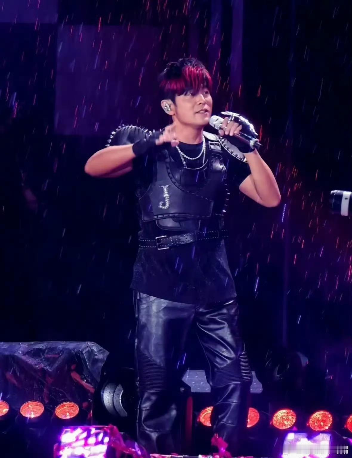 哭着买票，骂着离场！周杰伦演唱会让多少青春彻底落幕谁也没想到，一代人的青春