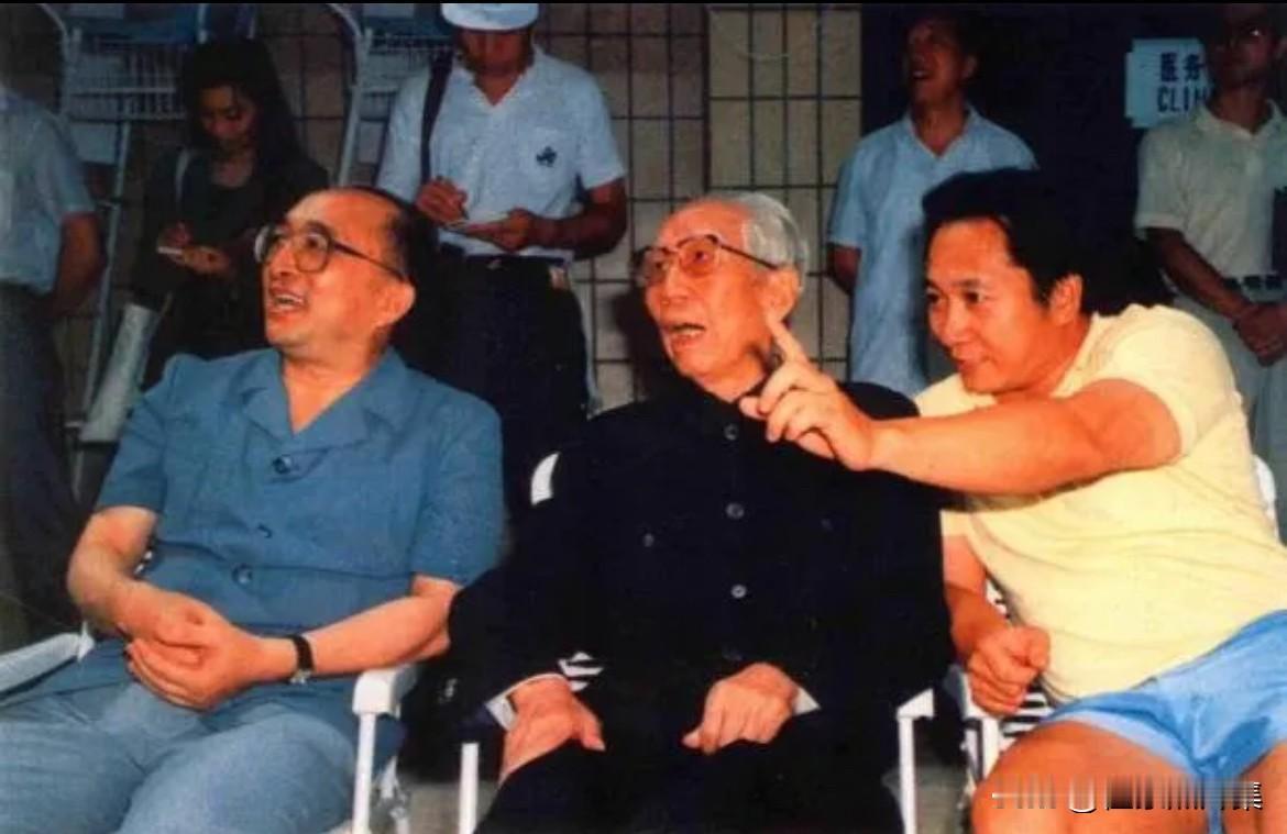 1990年7月，王震将军在国家体委主任伍绍祖(左)的陪同下参观国家奥林匹克体育中