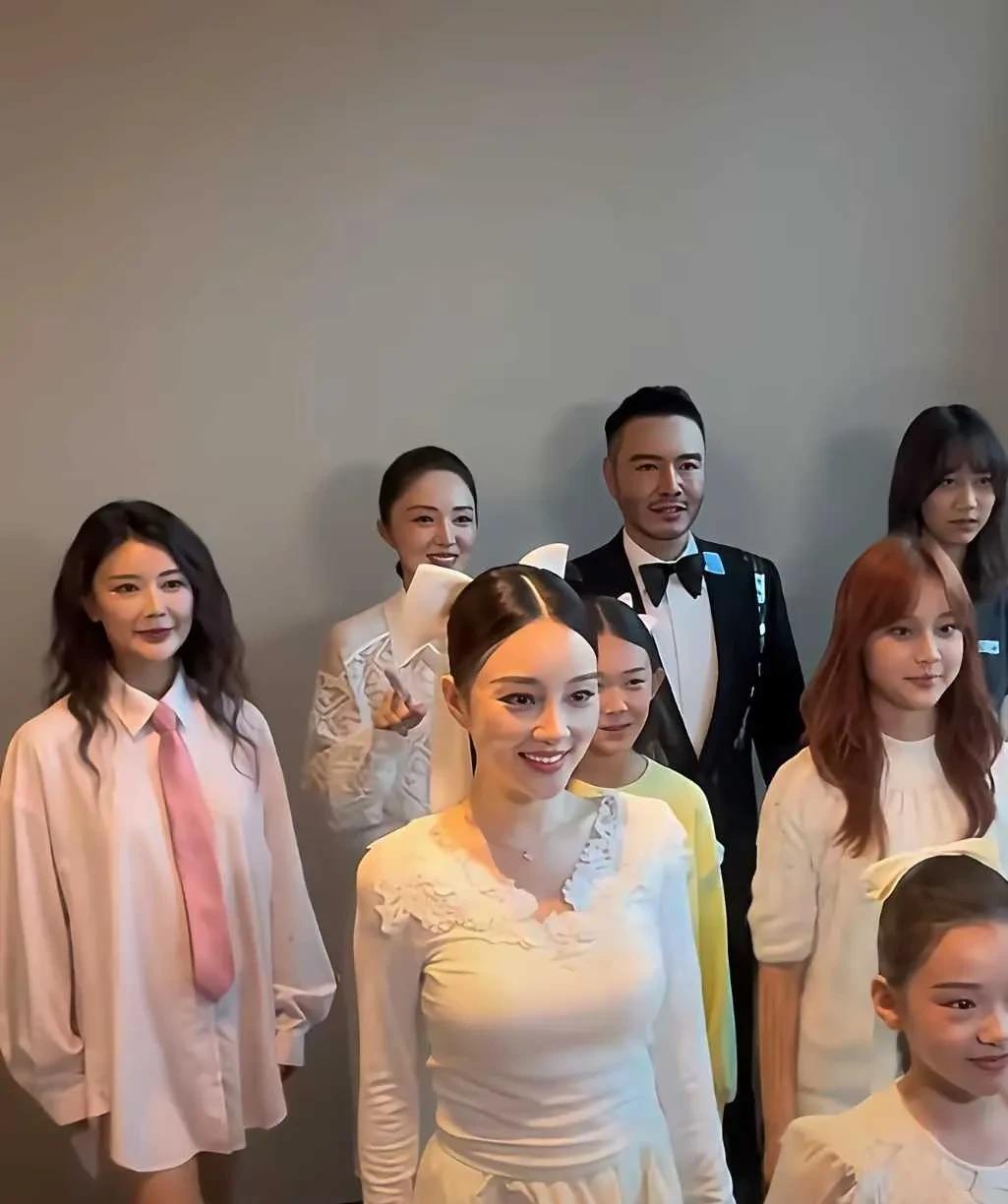 贾乃亮前妻真是走到哪里都是头彩，李小璐如今年轻的太夸张，但是还是能认出来的，虽然