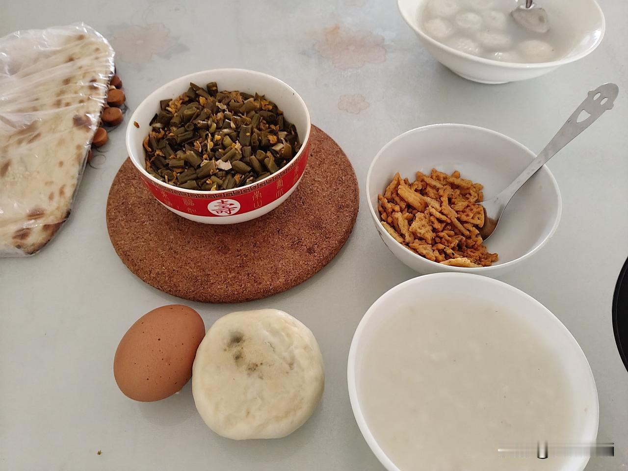 今天恢复正常饮食，早晨一不留神就吃过量了。本来，早晨起来先来一杯温开水，喝水时