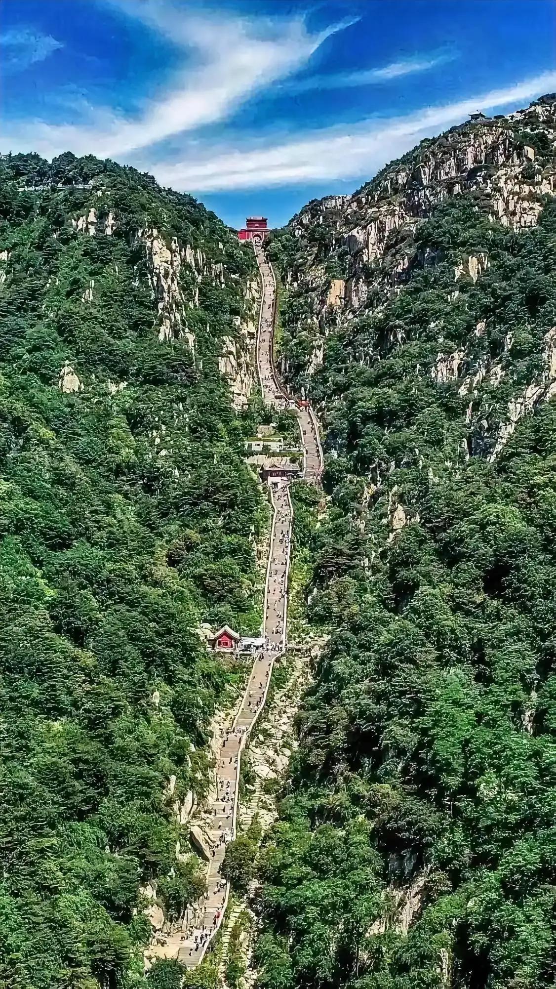 这是通往泰山山顶的山路，我曾徒步上去了三次，我们都是走的正路，买票上去的。