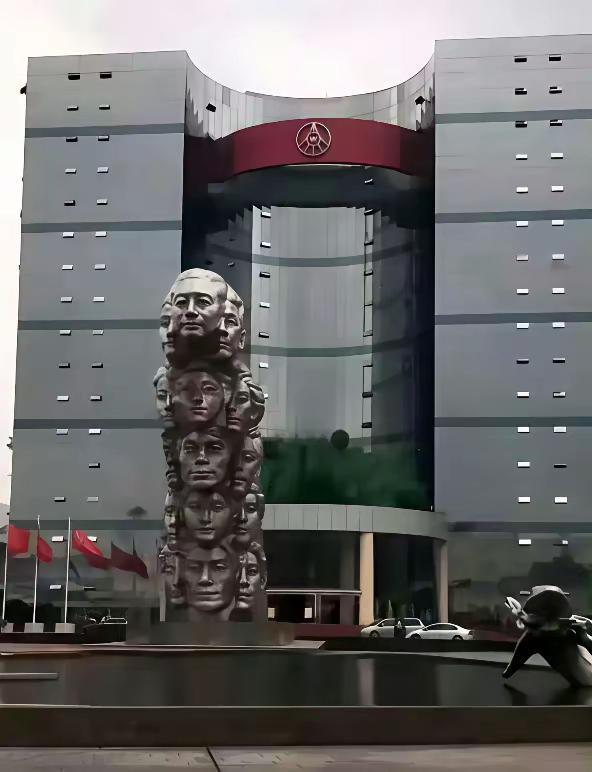 诠释了一个道理:人从猿猴进化到现代人需要万年，要把一个现代人瞬间变回成猿猴的状态