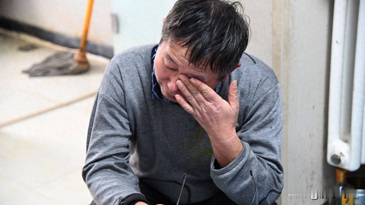 “背刺你的往往是你最亲近的人！”上海，残疾男子在一家物业公司上班，与一同事还是亲