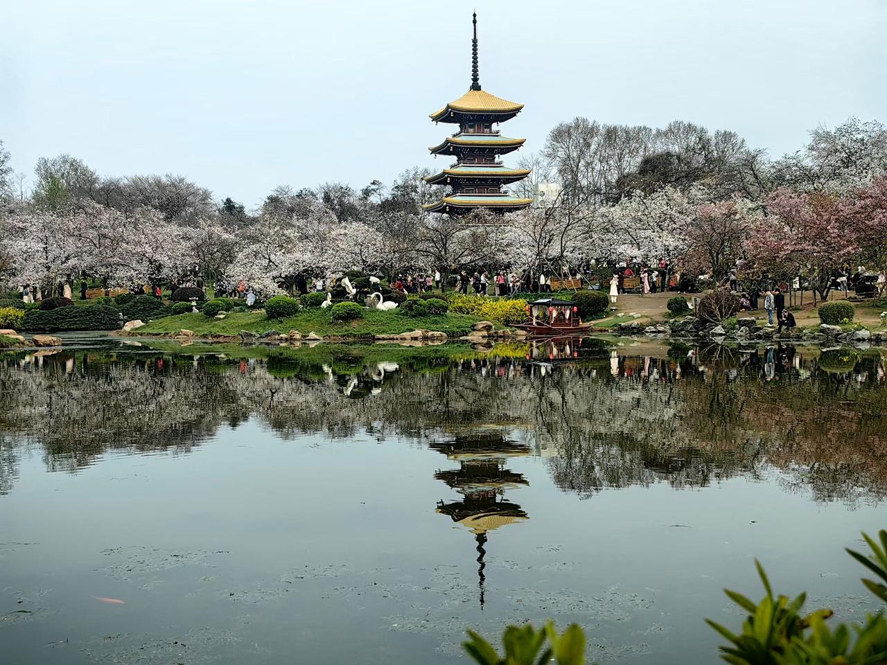 西湖春事：柳绿，桃红，人闲。春天的西湖，不负春光，不负江南。西湖是一幅