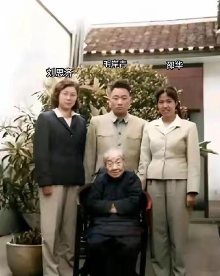 真的太珍贵了！这是毛岸青带着新婚妻子邵华，以及嫂子刘思齐去看望外婆的真实合影，都