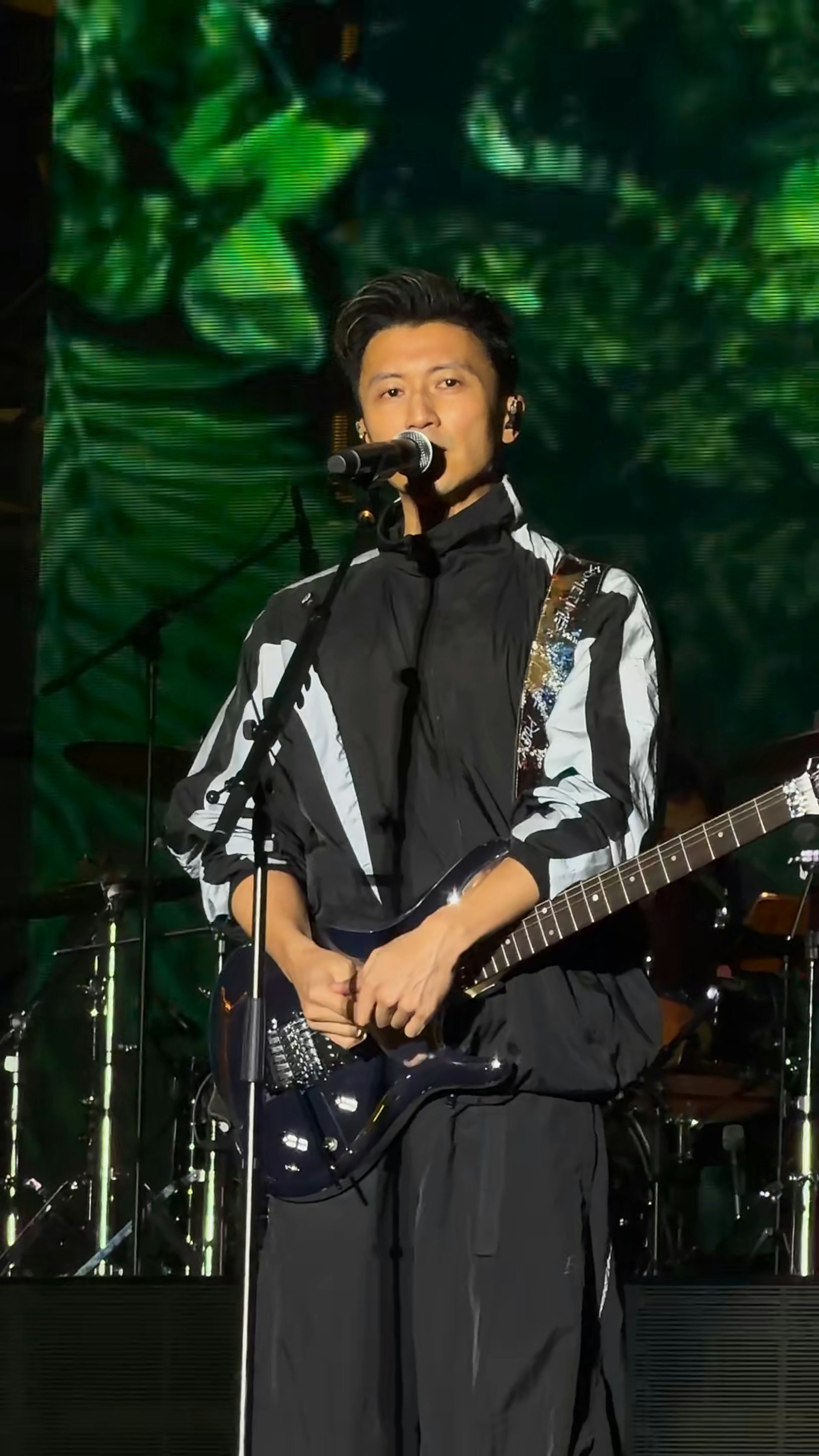 在昨晚的演出中，谢霆锋身着一身全黑服饰，手持深色吉他登场。他先是感谢大家专程来到