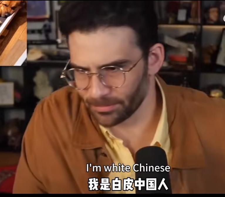 “因为我是白皮中国人”美国博主被问为什么他的后面会有中国国旗，他回复自己是白皮