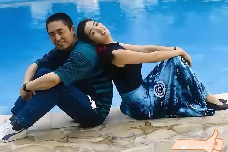 这是巩俐当年与张艺谋热恋时的照片，如今看来满是惋惜他们曾同居八年之久，可以说巩俐