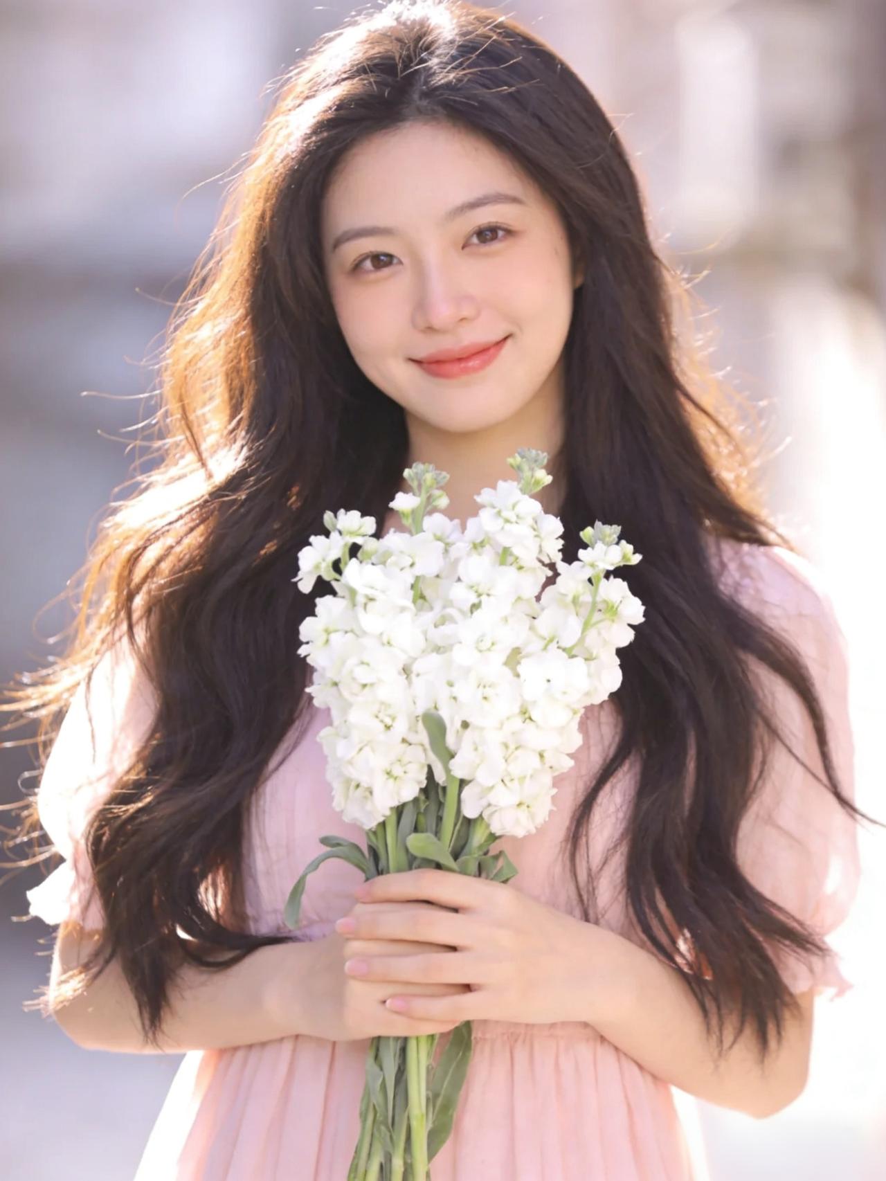 朋友之间交流越来越少，其实就是大家各忙各的，隔着距离，上班拼工作，下班顾