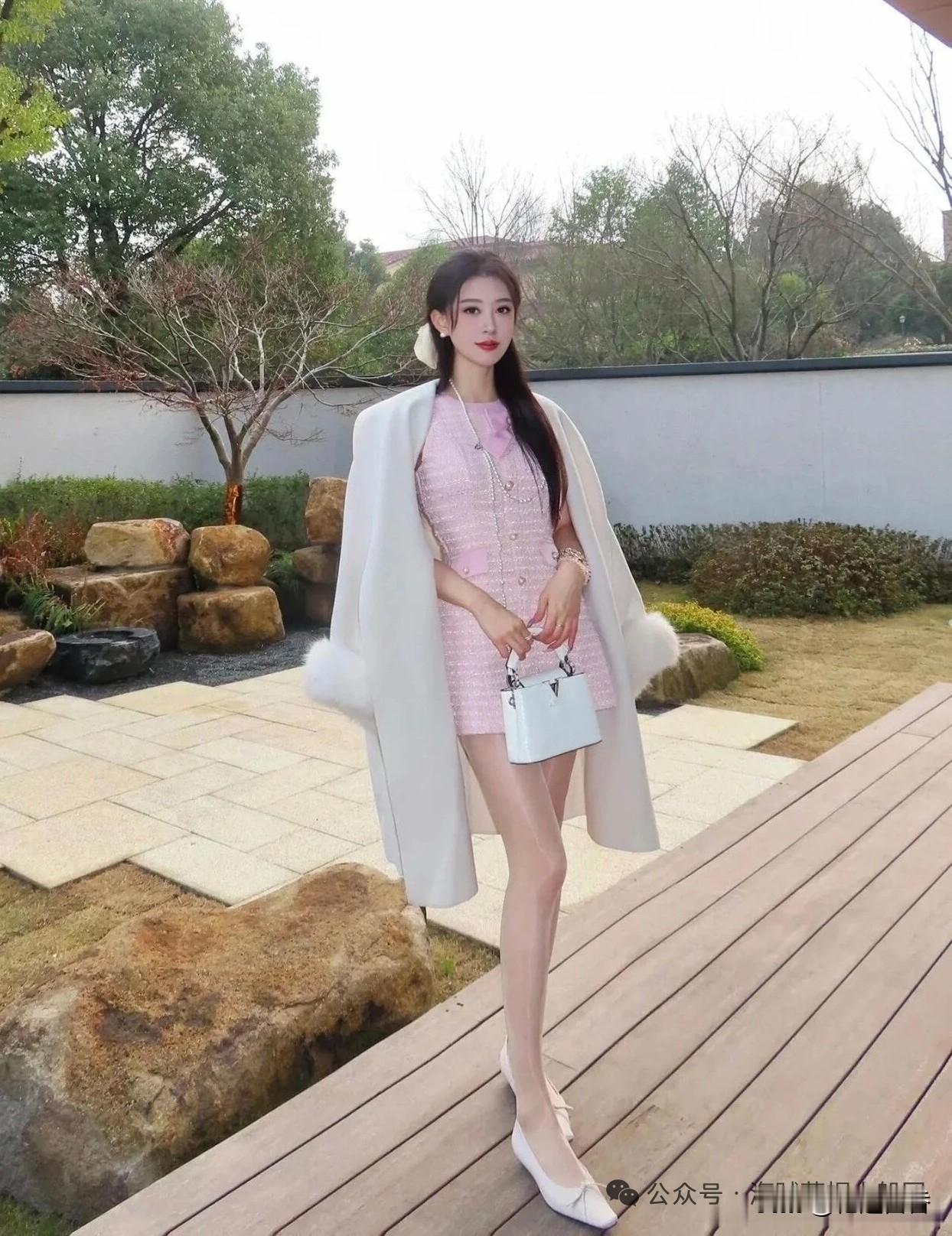 优雅穿搭指南：粉色连衣裙+白色毛呢外套，尽显温柔气质