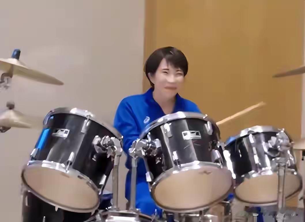 日本首相和韩国总统真会玩？高市带着李在明打架子鼓？两国见面之后，李在明也是应