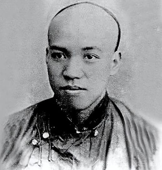 1926年，梁启超出现尿血的症状。他去看西医，西医说要做手术。他去看中医，中医说