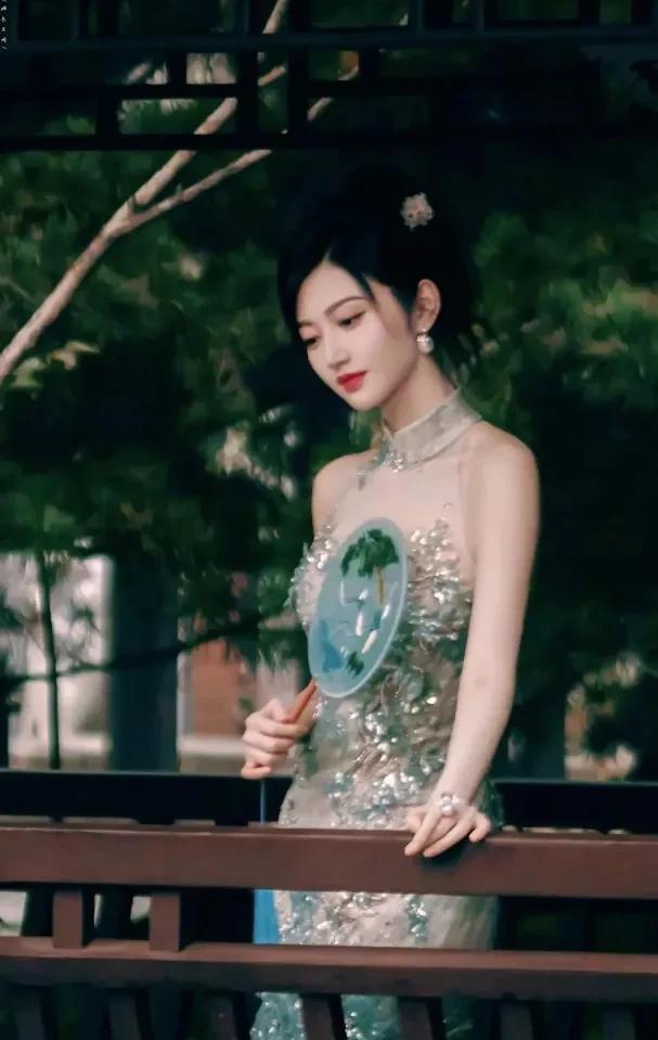 景甜和宋轶穿旗袍谁更好看，这可真是个让人纠结的话题。景甜穿旗袍，那叫一个大气明艳