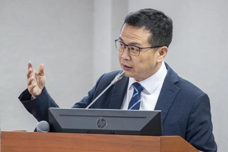 对于新北市初选结果，出现“闹双包”的局面，国民党“立委”罗智强表示，任何法令规章