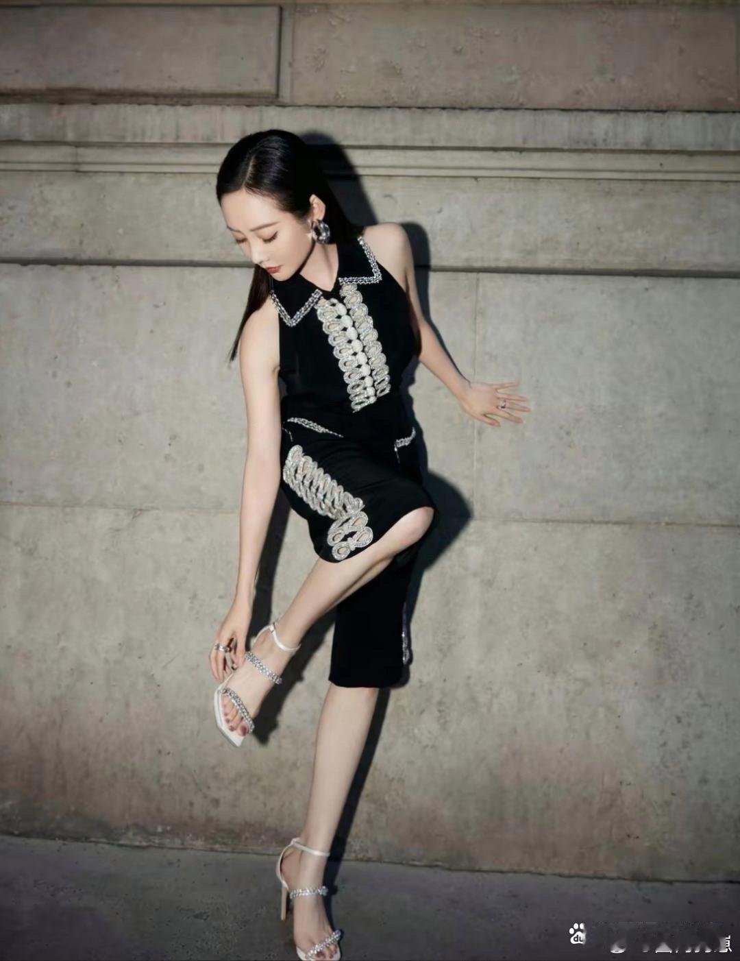 李纯的脚型真的很好看，线条纤细又精致，气质感拉满。