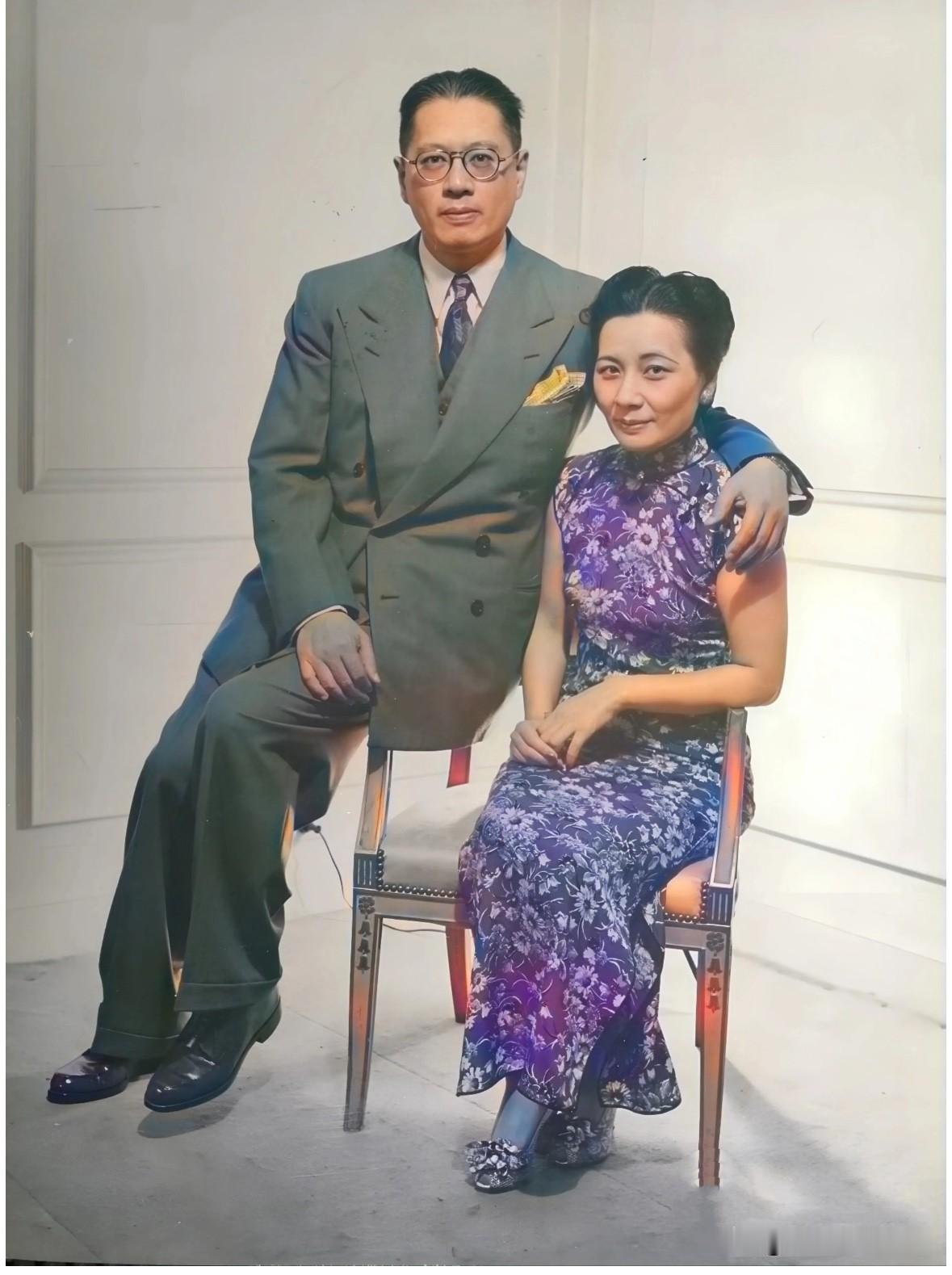 1942年，宋子文与宋美龄兄妹坐在椅子上的一张珍贵合影。宋子文与宋美龄面相相似
