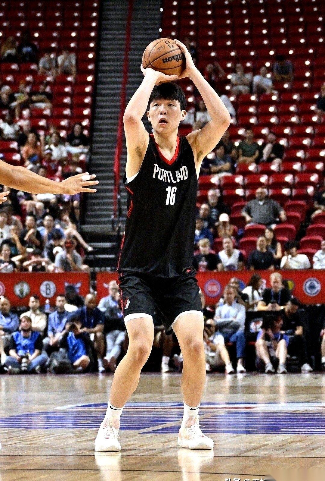 杨瀚森的G3，上场时间定格在了50秒。教练从战术板上抬起头，冲他喊了...