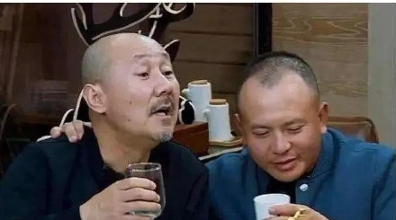 2000年，腾格尔在蒙古的所有酒楼全部倒闭，老婆也离婚了，价值85w的玉马，在醉
