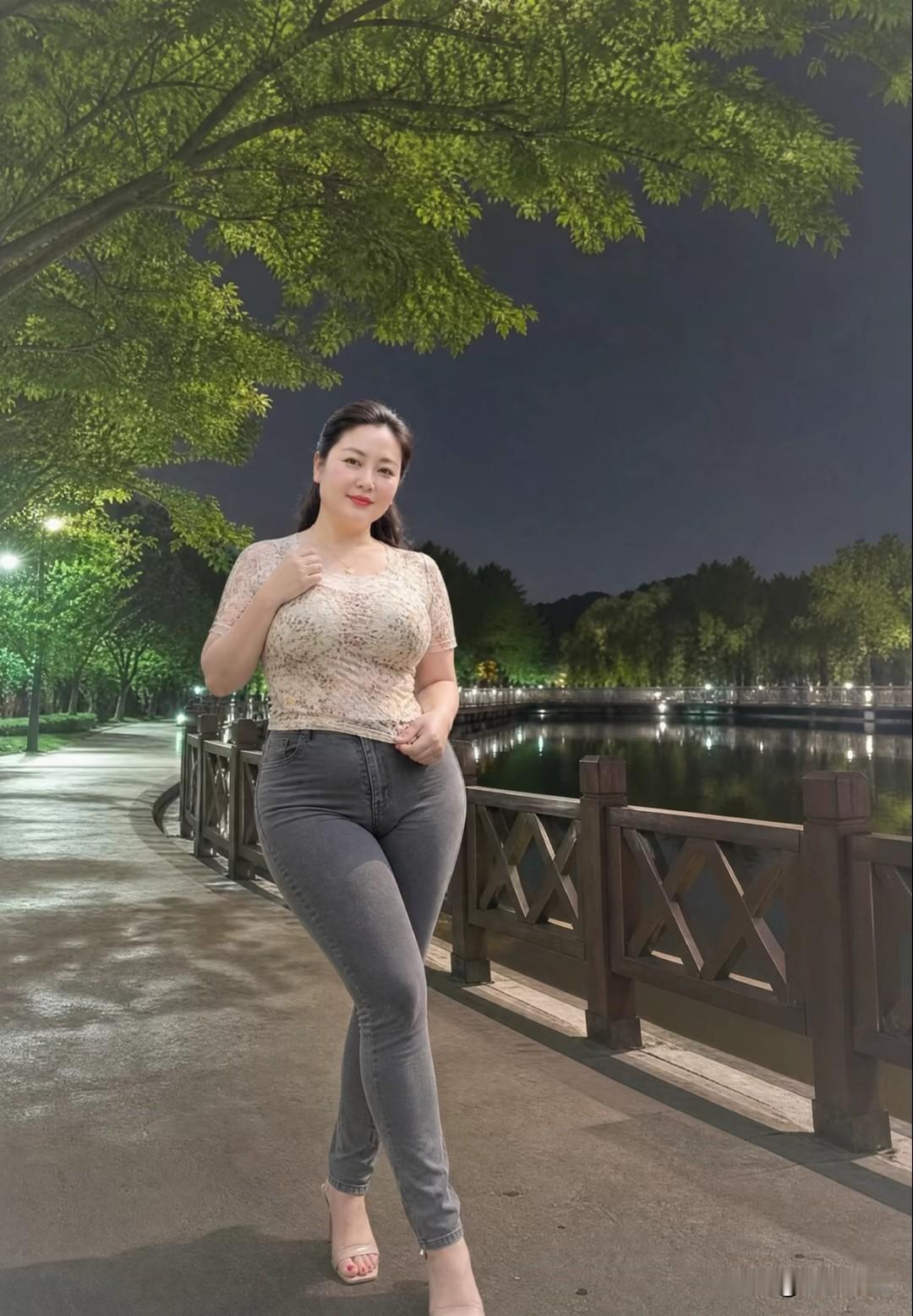 微胖肉感女人