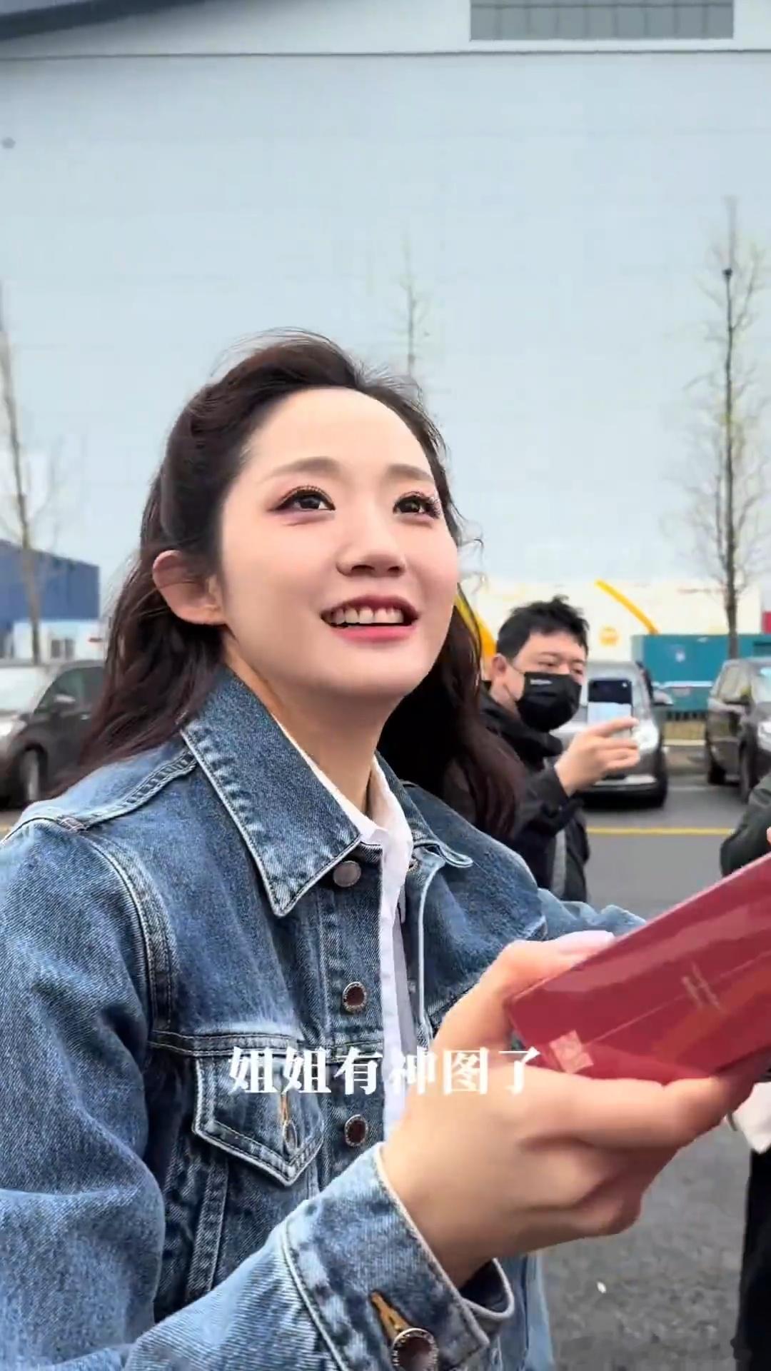 浪姐穿牛仔外套各有各的美牛仔外套遇上姐姐们，风格百变超吸睛！甜酷、复古、飒爽各