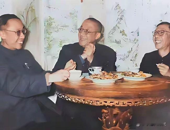 1960年，末代皇帝溥仪特赦后，与胞弟溥杰一同探望皇叔载涛，三人围坐欢聚，定格下