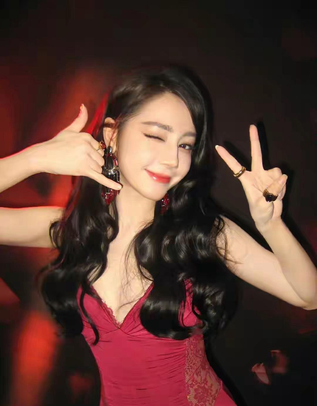 迪丽热巴红裙摇曳，如一簇烈焰，美得让人心醉神迷！