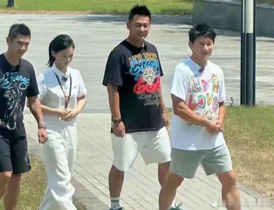 网友偶遇55岁吴奇隆，他虽然个子看起来矮矮的，身材五五分，但头发浓密，肌肉健硕，