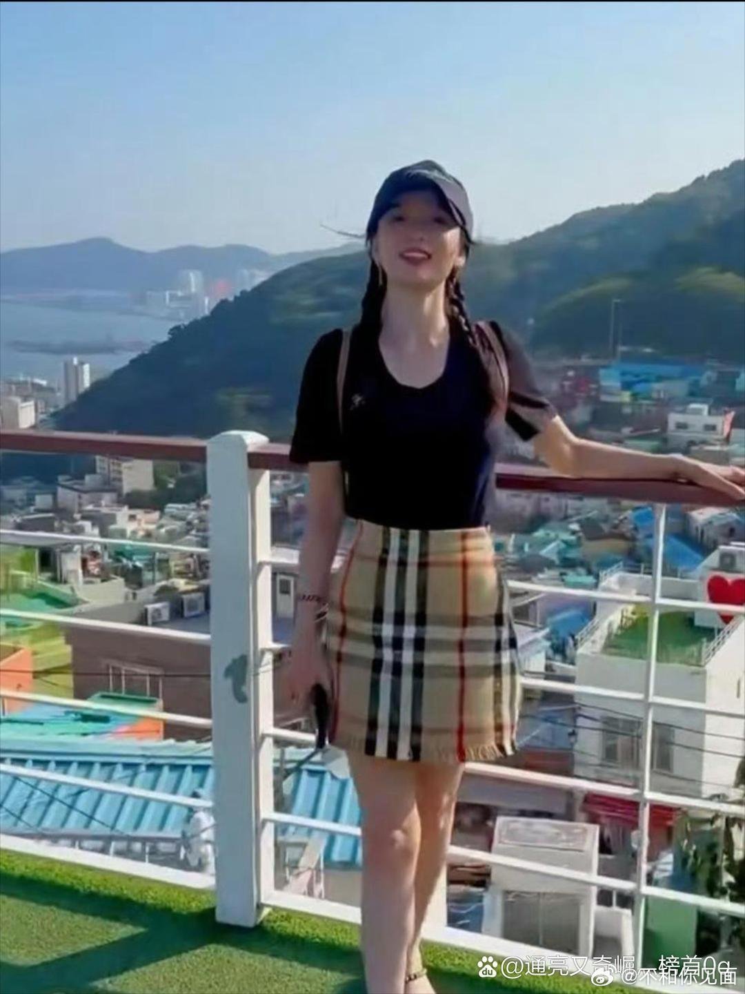 47岁陈乔恩和富商老公现身韩国旅游，她的打扮好年轻，身材苗条，皮肤白皙，少女感满