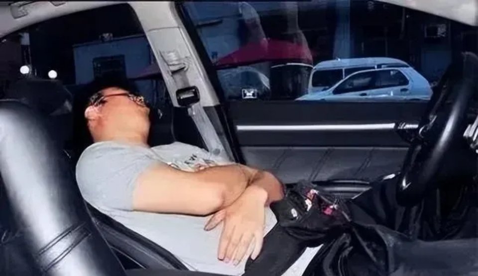 一天，民警在巡逻时，在一小区附近发现一男子反锁车门、开着音响在睡觉。随后叫醒男子