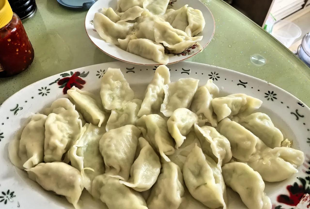 今天立秋，来老妈家包饺子。昨天我在家包了黄瓜鲜虾馅儿，因为老妈不爱吃虾，我们就包