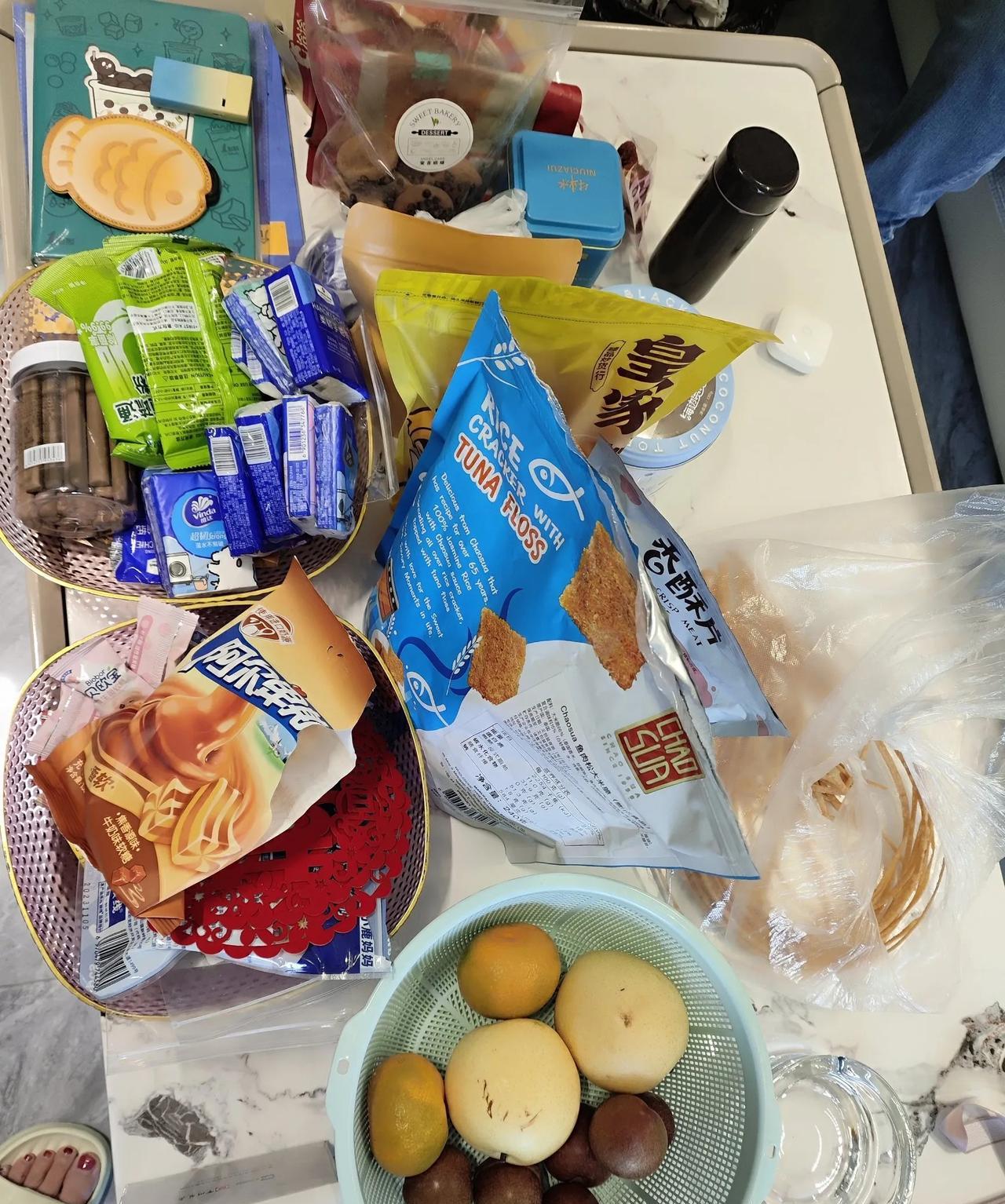 今天去儿子家，一看之下，满屋子都是零食，肚皮差点气炸。茶几上，茶几的两个抽屉里