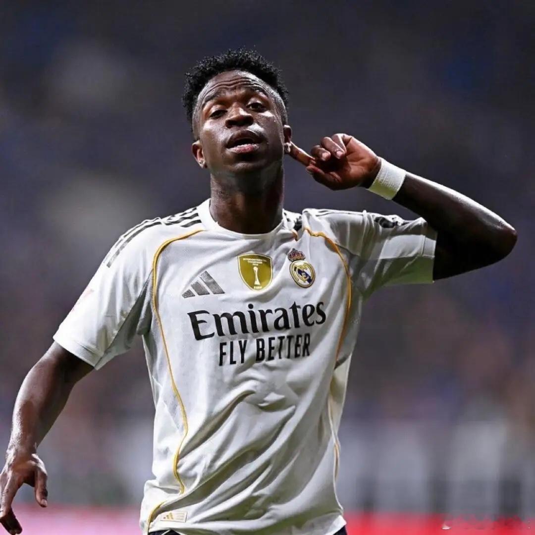 维尼修斯抢点引爆更衣室！姆巴佩帽子戏法梦碎，阿隆索当场黑脸