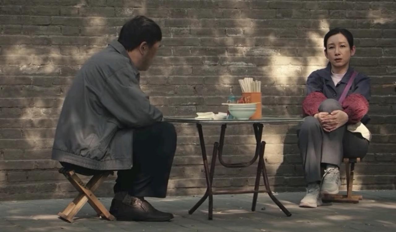 胡三元出狱后，在中医诊所靠手艺吃饭，花彩香离婚后，一个人在街边摆摊卖凉皮。由