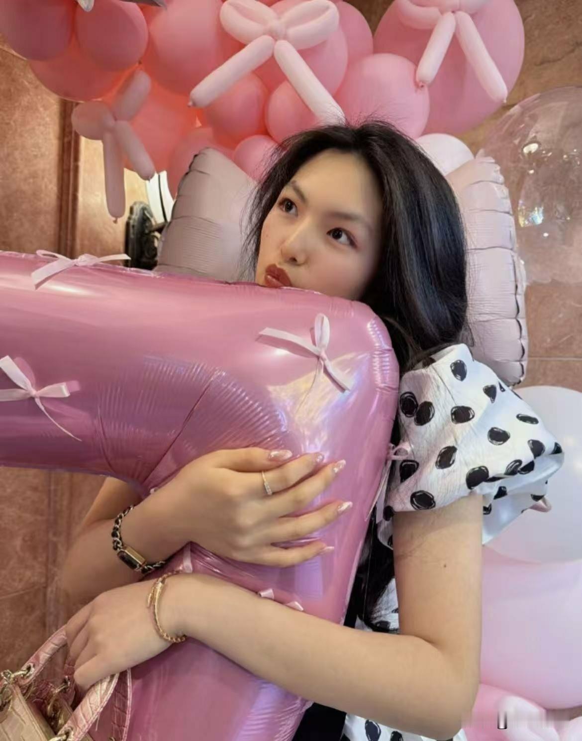 果然是“富养”天花板，王诗龄17岁生日照的穿搭，看起来就是件普通的波点短裙配