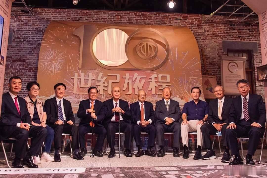 【蓝绿重要政客同框】时间：2020年10月1日地点：台北市人物：(从左至右)1.