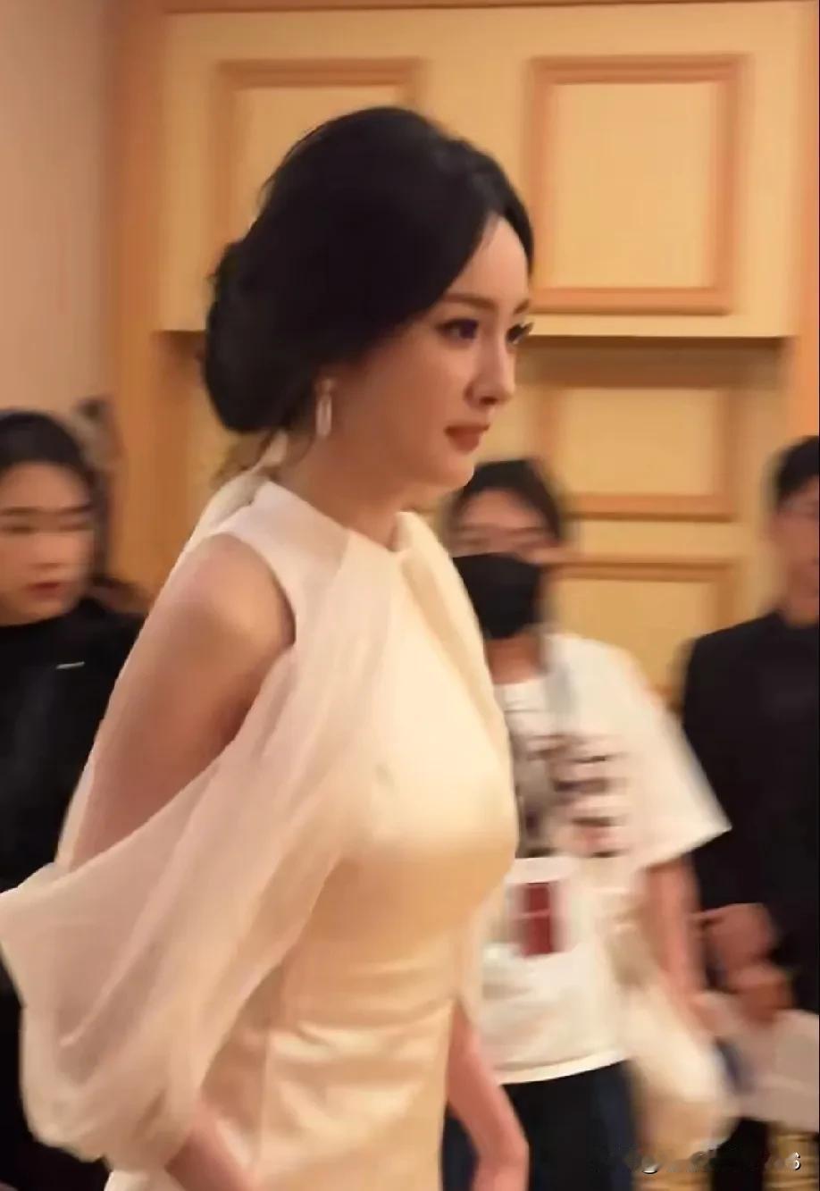杨幂这回真是甜度超标！眼睛笑成月牙儿，整个人温柔得冒泡，还自带BlingBlin