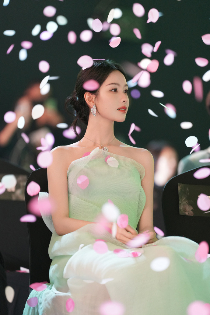 陈都灵星光大赏新的神图，花瓣落下的瞬间，这场景就像故事的happyending