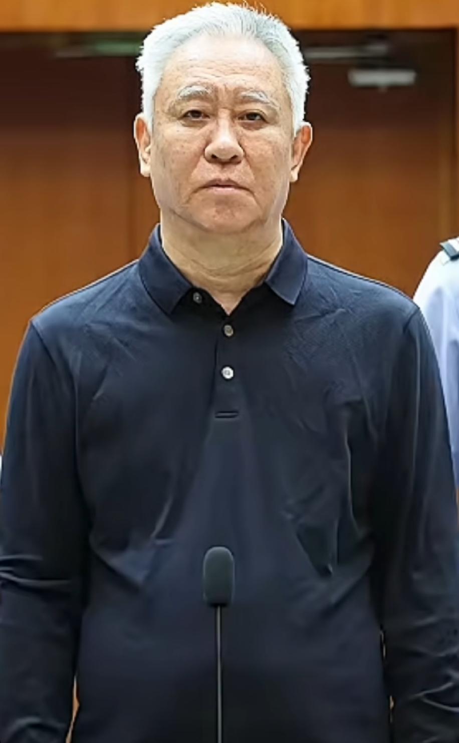 头发全白，连眉毛都白了。许家印这次出来，有点让我惊愕。我的印象里，也就是被关